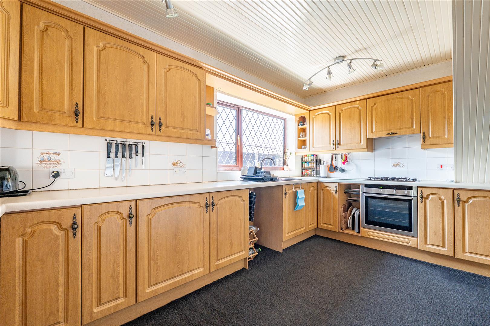 5 bed property in Evesham Close, Preston